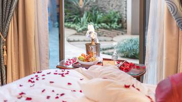 Suite, Garden Area | Minibar, in-room safe, individually furnished, desk