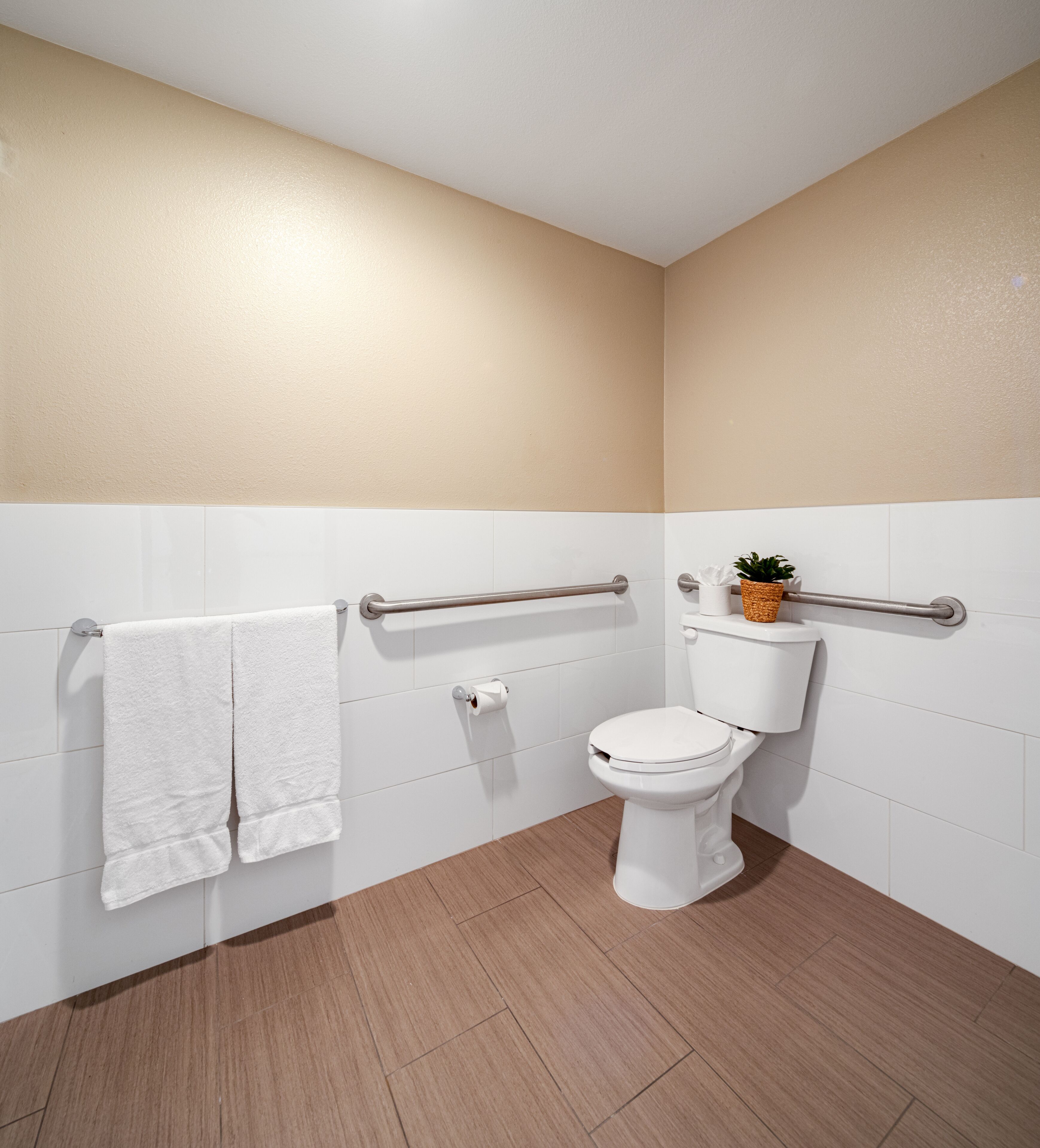 ada king accessible | bathroom | combined shower/bathtub, free toiletries, hair dryer, towels