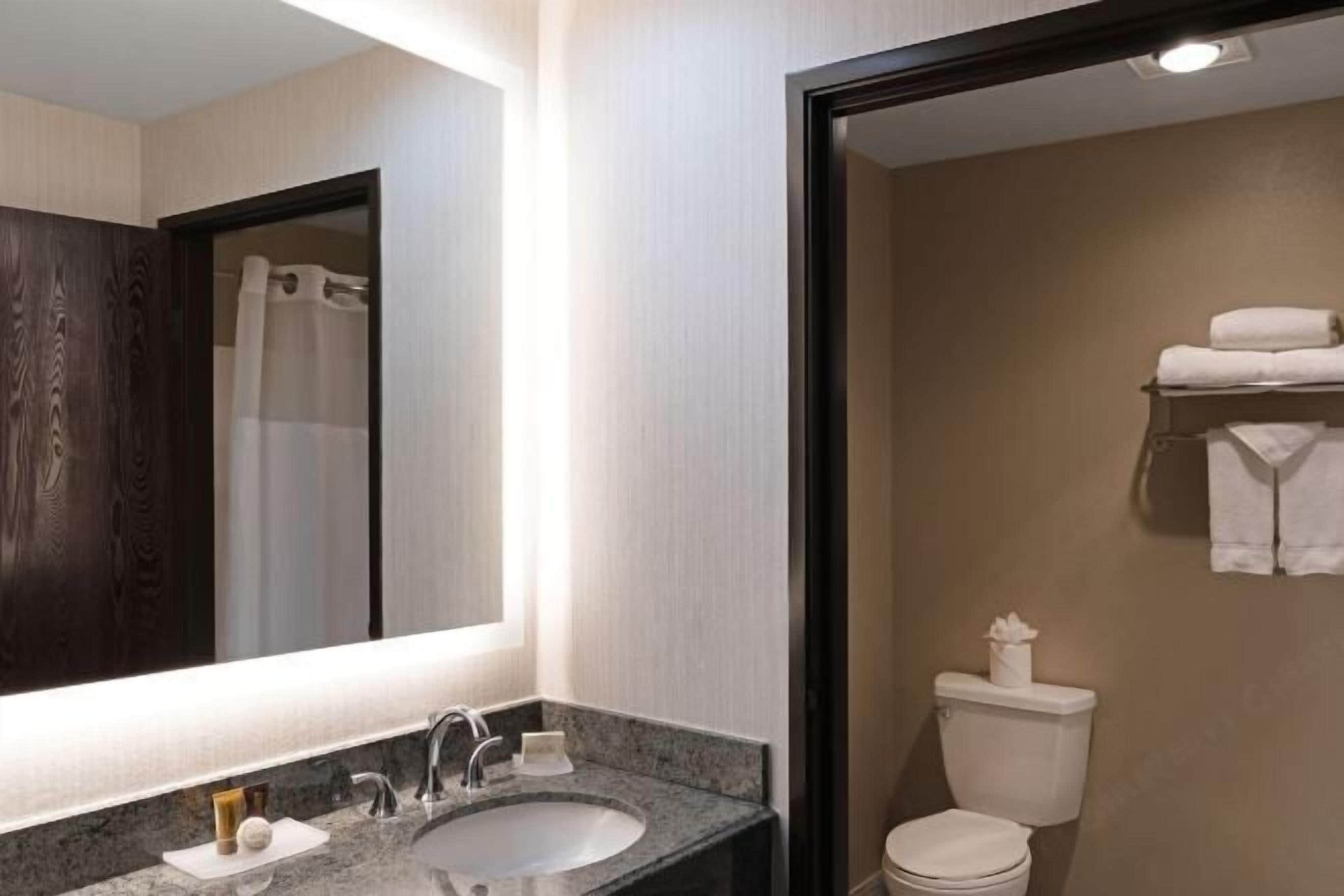 Bañera con ducha, artículos de tocador gratuitos, secador de pelo