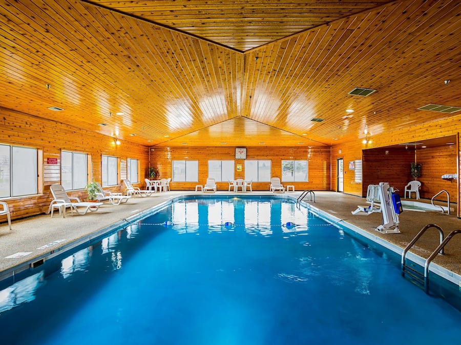 Piscine couverte, accÚs possible de 08 h 00 à minuit, chaises longues