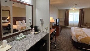 Habitación de hotel con cama, escritorio, computadora, espejo, cafetera y televisión.