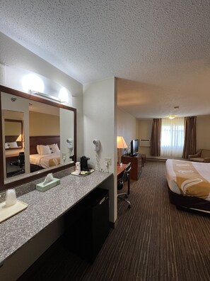 Skrivbord, mörkläggningsgardiner och strykjärn/strykbräda