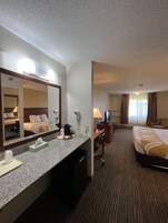 Escritorio, cortinas blackout y tabla de planchar con plancha 