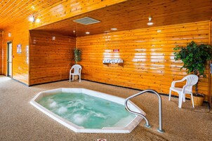 Una piscina techada, sillones reclinables de piscina