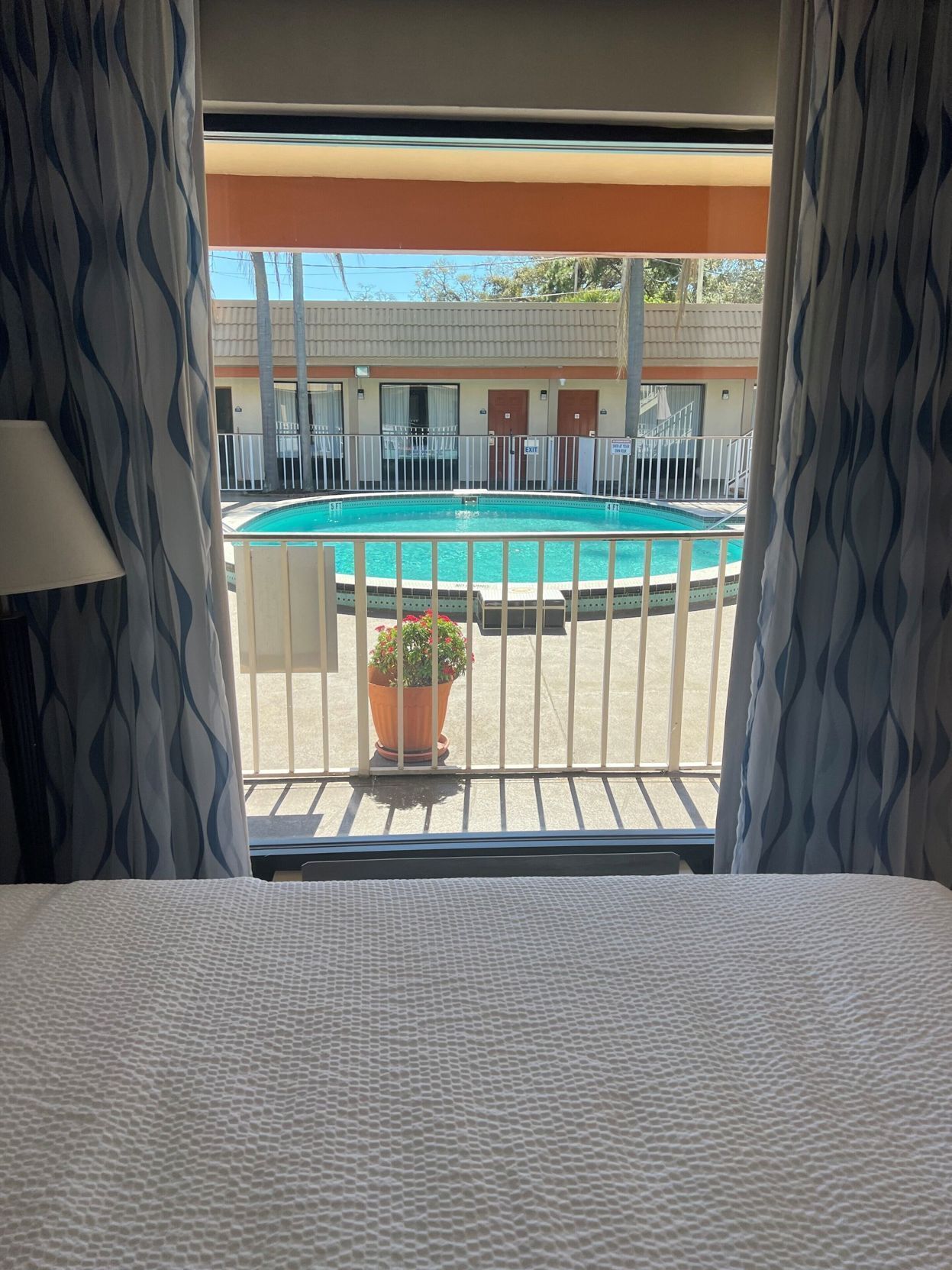 Una scrivania, ferro/asse da stiro, culle/letti per bambini (gratuiti)