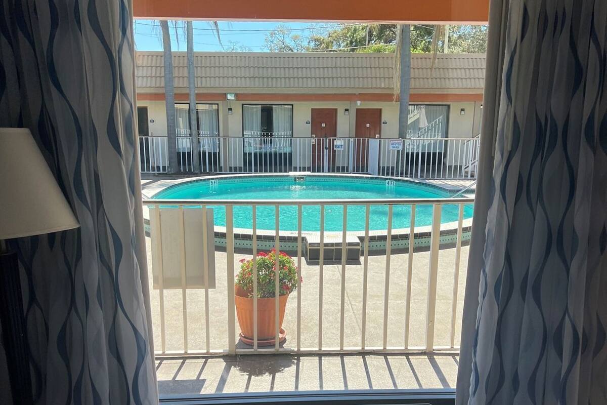 Una scrivania, ferro/asse da stiro, culle/letti per bambini (gratuiti)