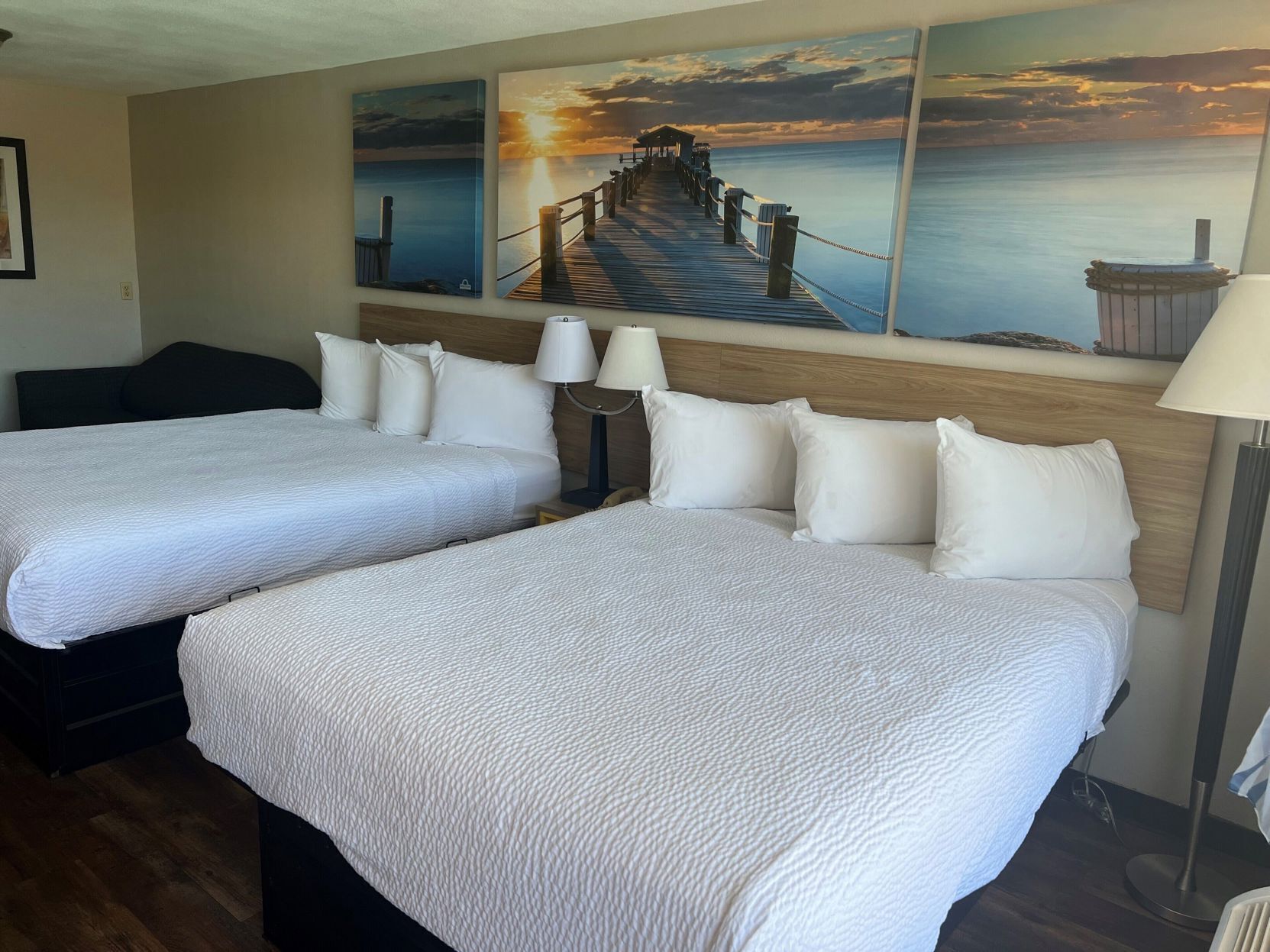 Una scrivania, ferro/asse da stiro, culle/letti per bambini (gratuiti)