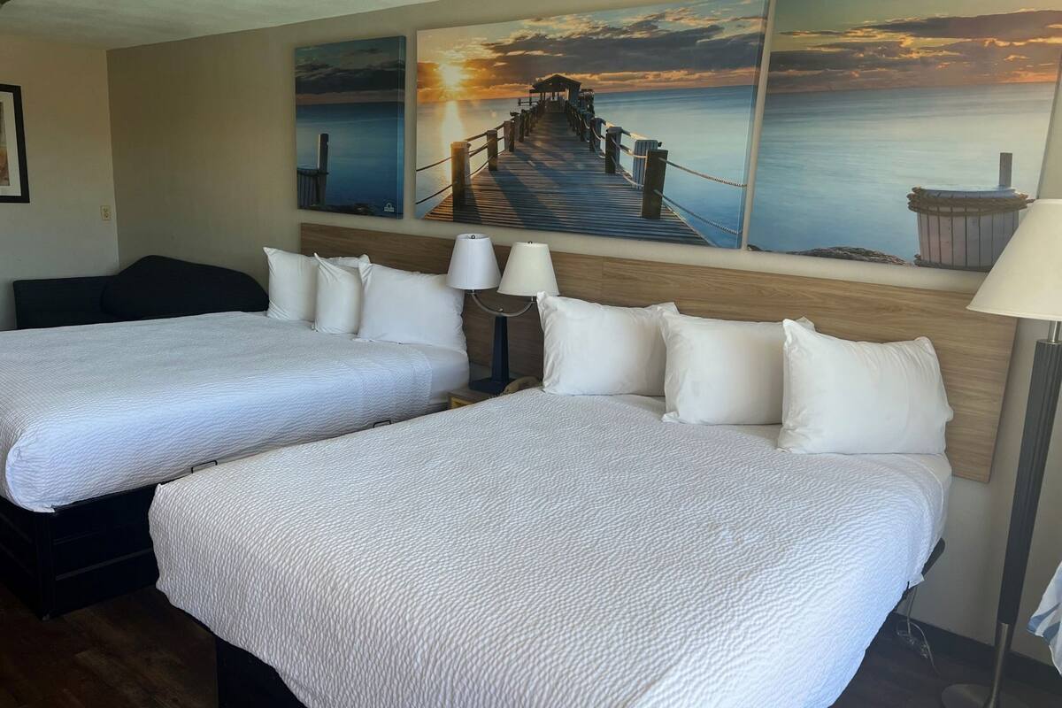 Una scrivania, ferro/asse da stiro, culle/letti per bambini (gratuiti)