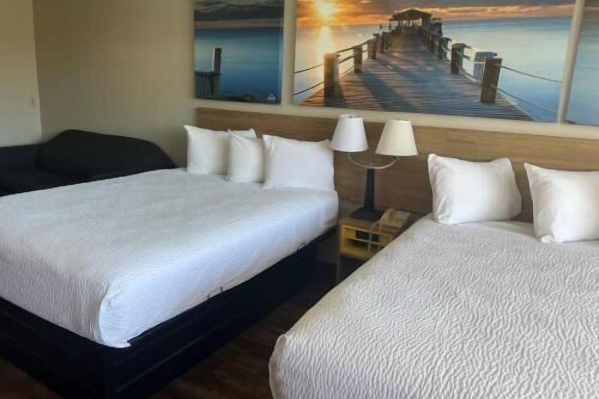 Una scrivania, ferro/asse da stiro, culle/letti per bambini (gratuiti)