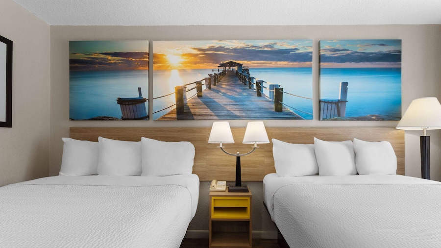 Days Inn by Wyndham St. Petersburg Central