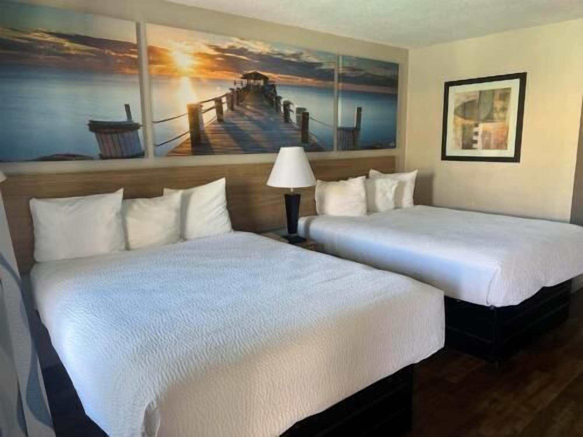 Una scrivania, ferro/asse da stiro, culle/letti per bambini (gratuiti)