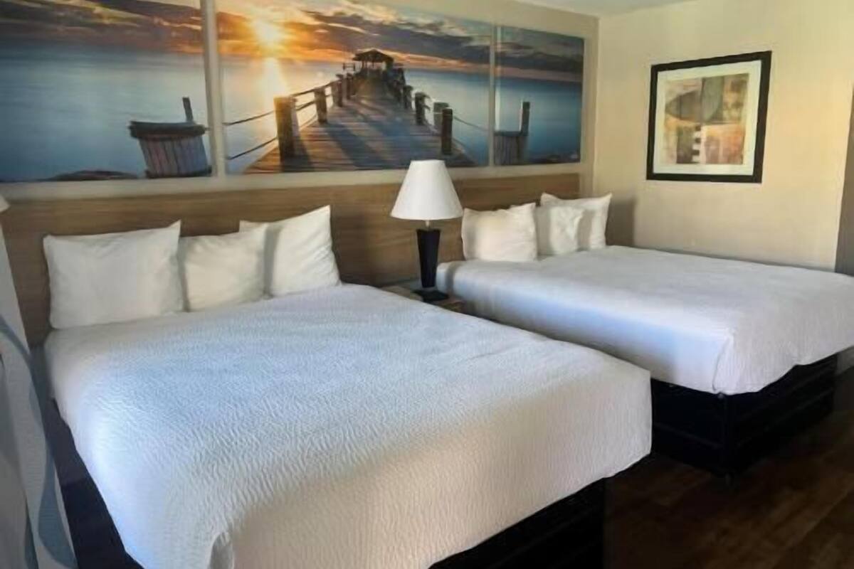 Una scrivania, ferro/asse da stiro, culle/letti per bambini (gratuiti)