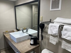 Combined shower/bathtub, free toiletries, hair dryer, towels