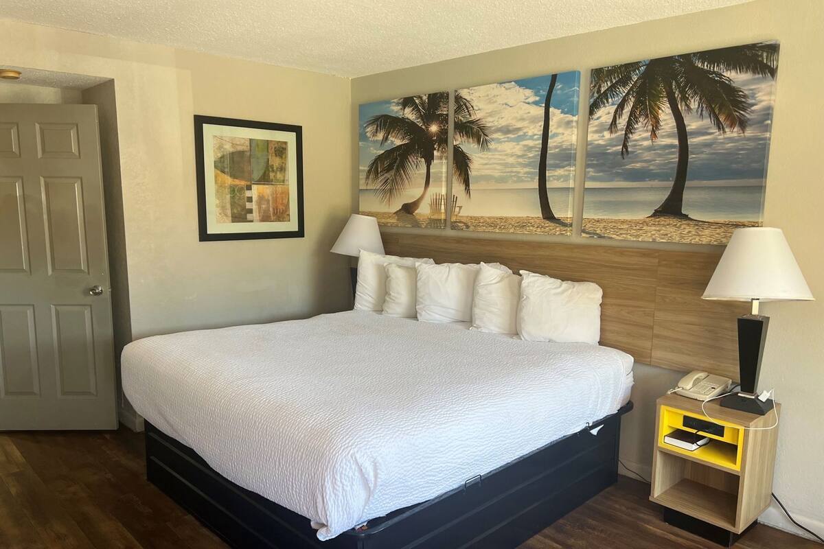 Una scrivania, ferro/asse da stiro, culle/letti per bambini (gratuiti)