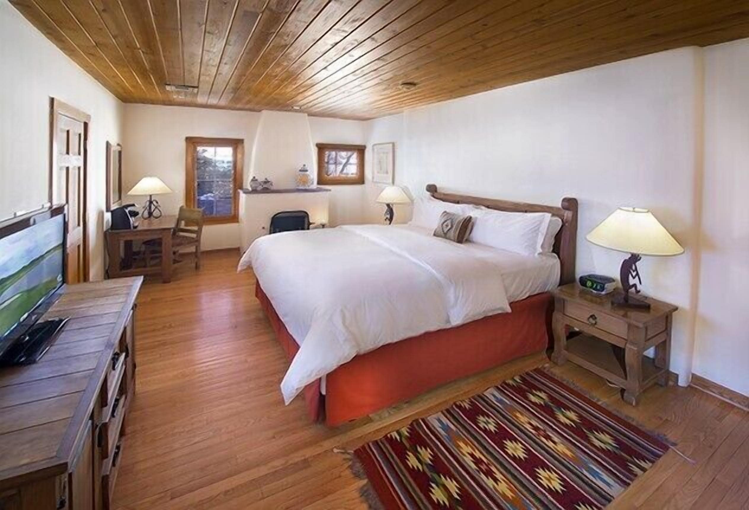 suite, 1 bedroom | in-room safe, desk, laptop workspace, iron/ironing board