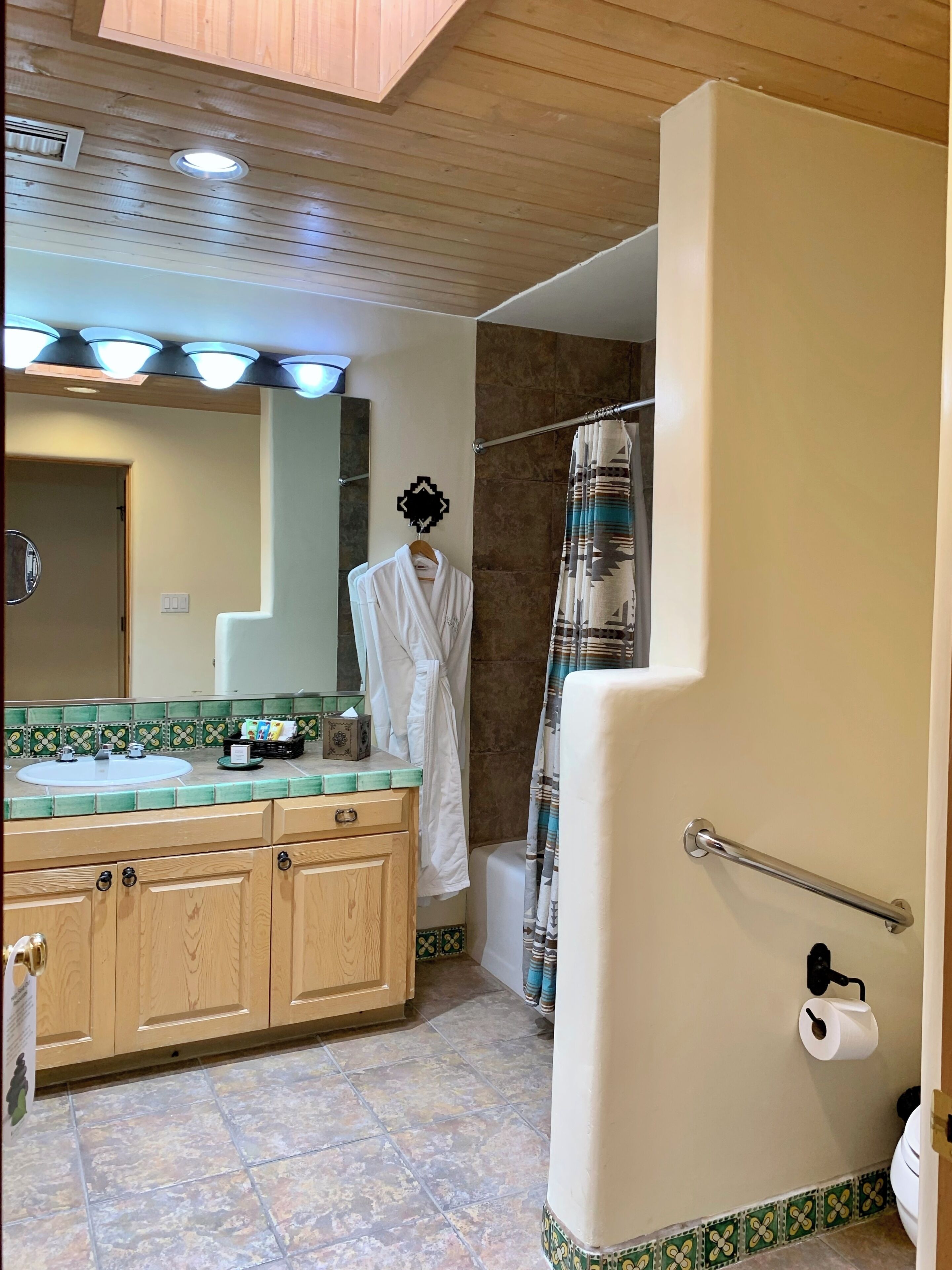 suite, 1 bedroom | bathroom | eco-friendly toiletries, hair dryer, bathrobes, towels