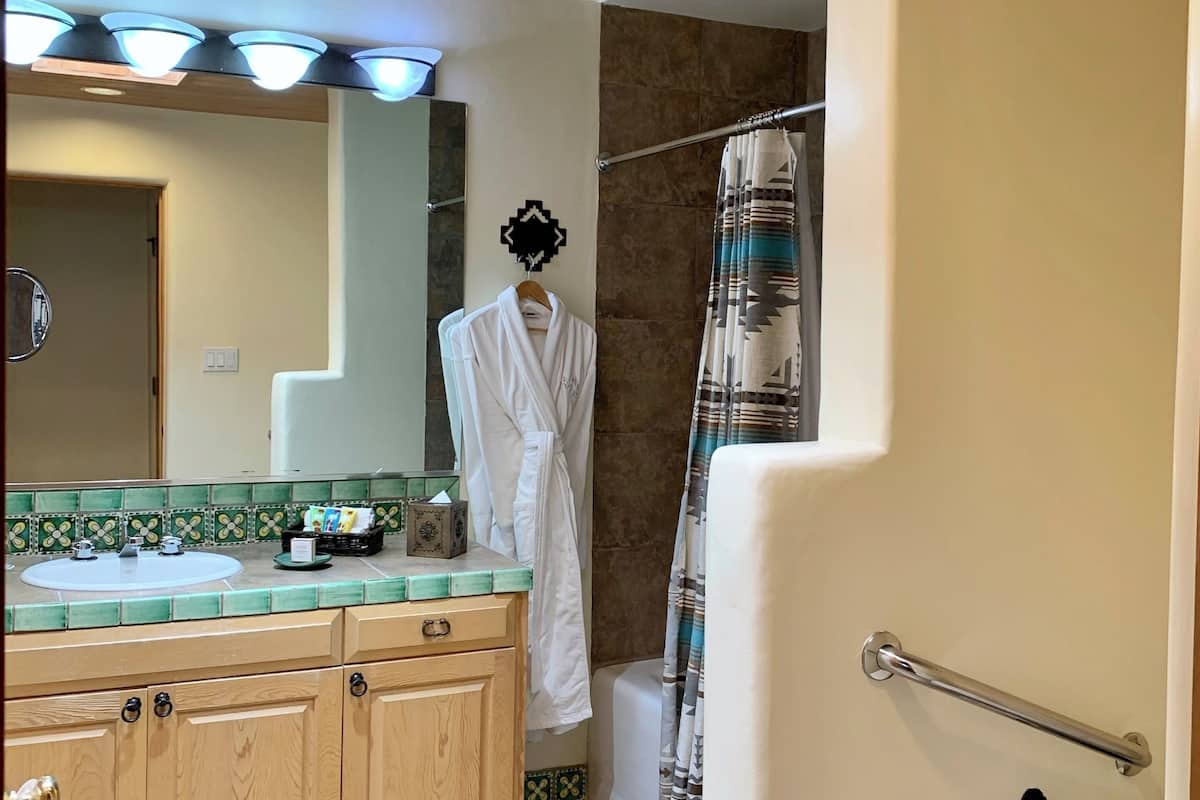 suite, 1 bedroom | bathroom | eco-friendly toiletries, hair dryer, bathrobes, towels