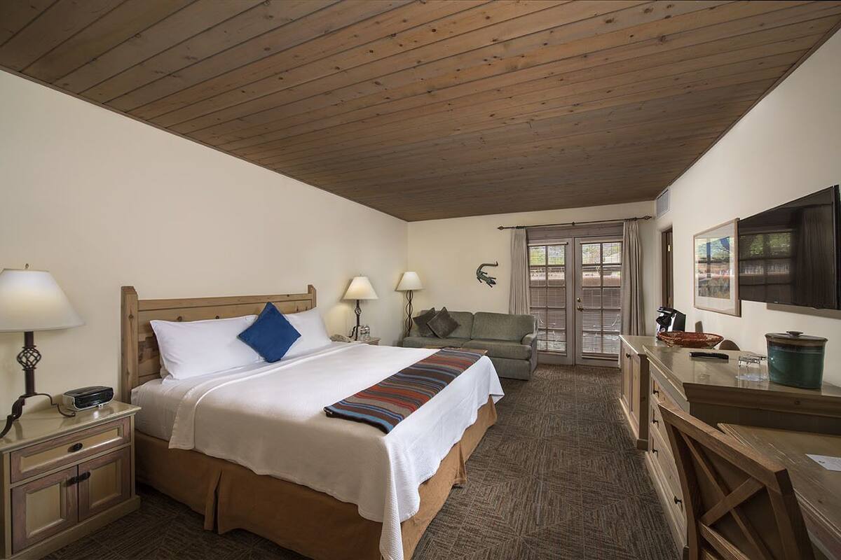 Deluxe Room, 1 King Bed | In-room safe, desk, laptop workspace, iron/ironing board