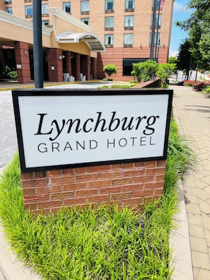 Exterior detail - Lynchburg Grand Essential (Lynchburg)