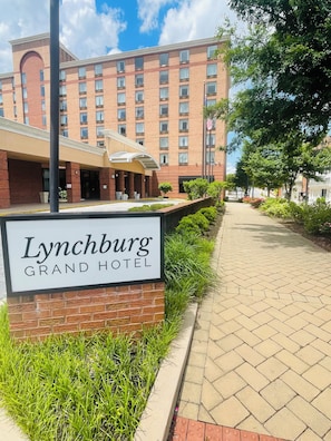 Exterior detail - Lynchburg Grand Essential (Lynchburg)