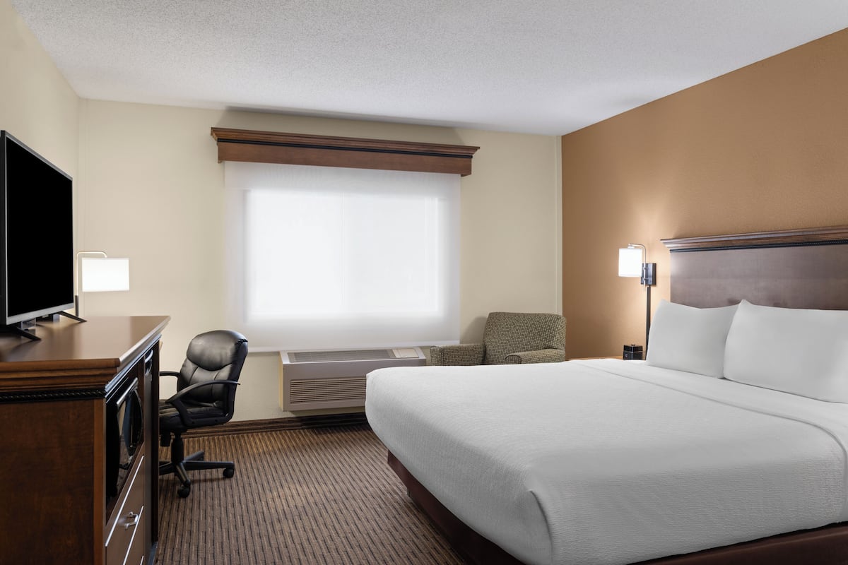 Deluxe Room, 1 King Bed, Accessible