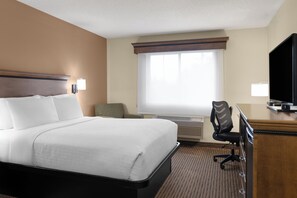 Deluxe Room, 1 Queen Bed w/ microwave and mini fridge | Laptop workspace, iron/ironing board, free WiFi, bed sheets - Country Inn of Two Harbors (Two Harbors)