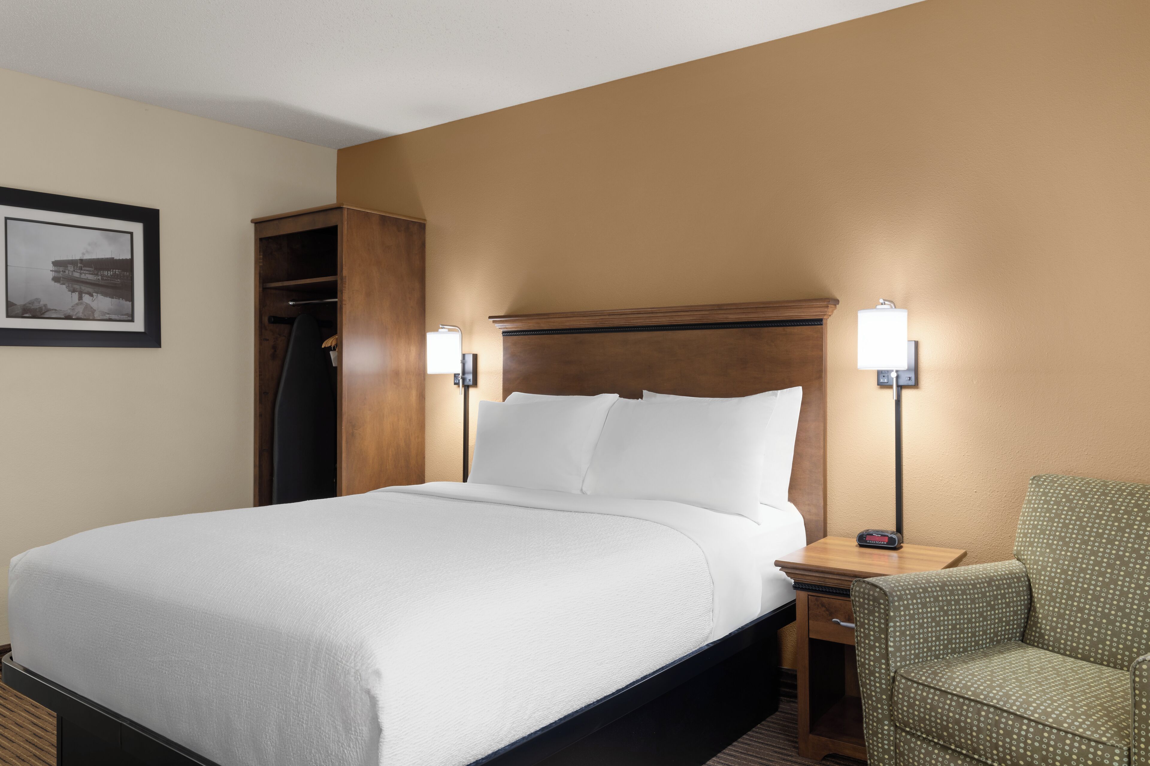 deluxe room, 1 queen bed | laptop workspace, iron/ironing board, free wifi, bed sheets