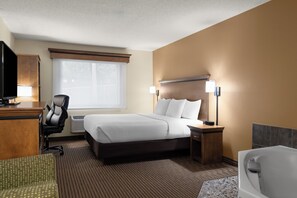 1 King Bed with Whirlpool | Arbetsyta för laptop, strykjärn/strykbräda, gratis wi-fi och sängkläder