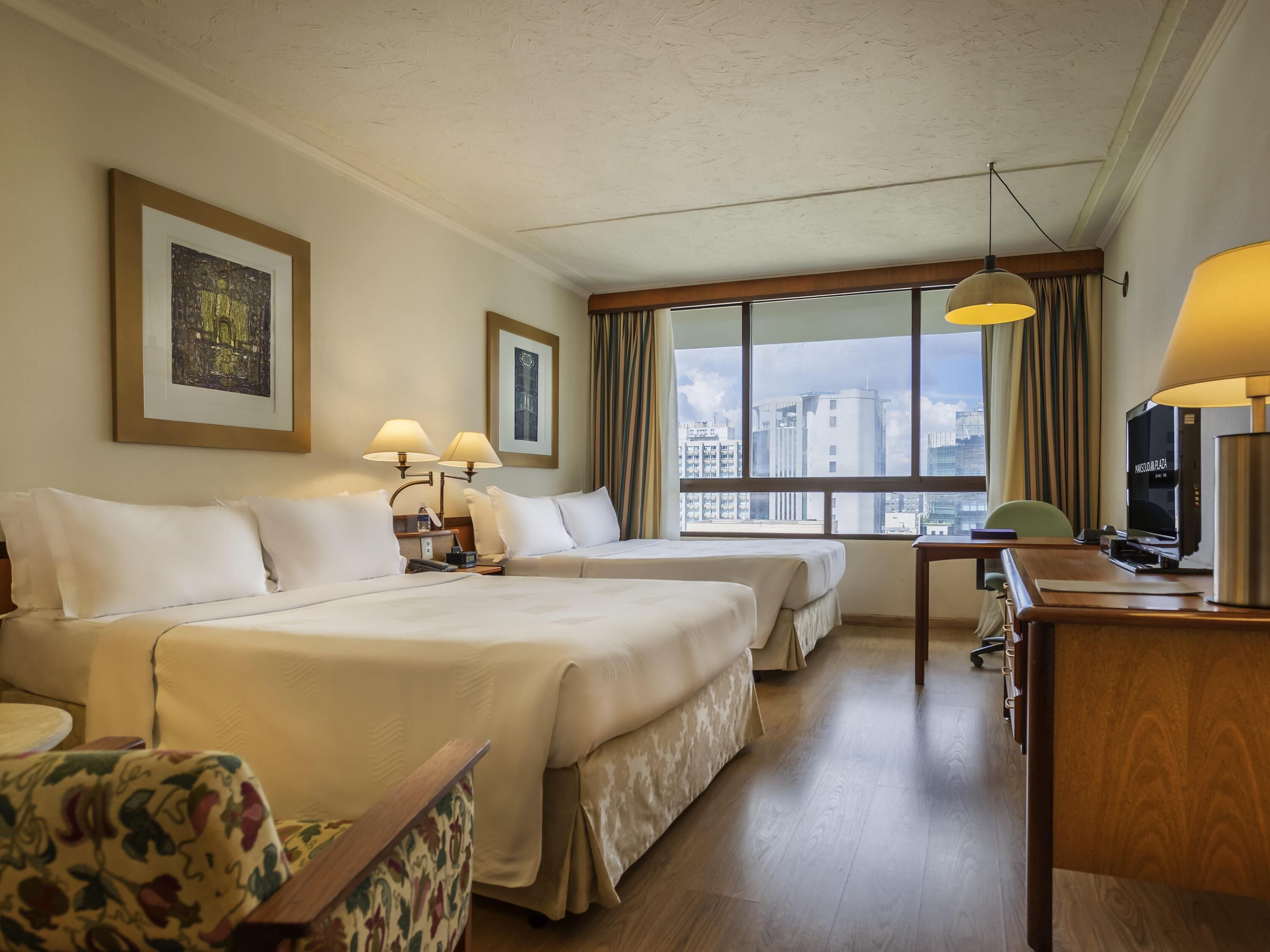 Bộ đồ giường cao cấp, minibar, két bảo mật tại phòng, bàn 