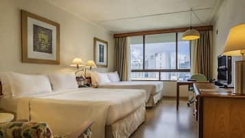 Bộ đồ giường cao cấp, minibar, két bảo mật tại phòng, bàn