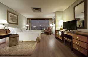 Luxe beddengoed, een minibar, een kluis op de kamer, een bureau