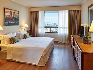 Seprai premium, minibar, brankas, dan meja kerja