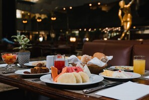 Petit-déjeuner buffet (58 BRL par personne)