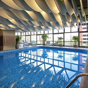 Kolam renang indoor dan kolam renang outdoor