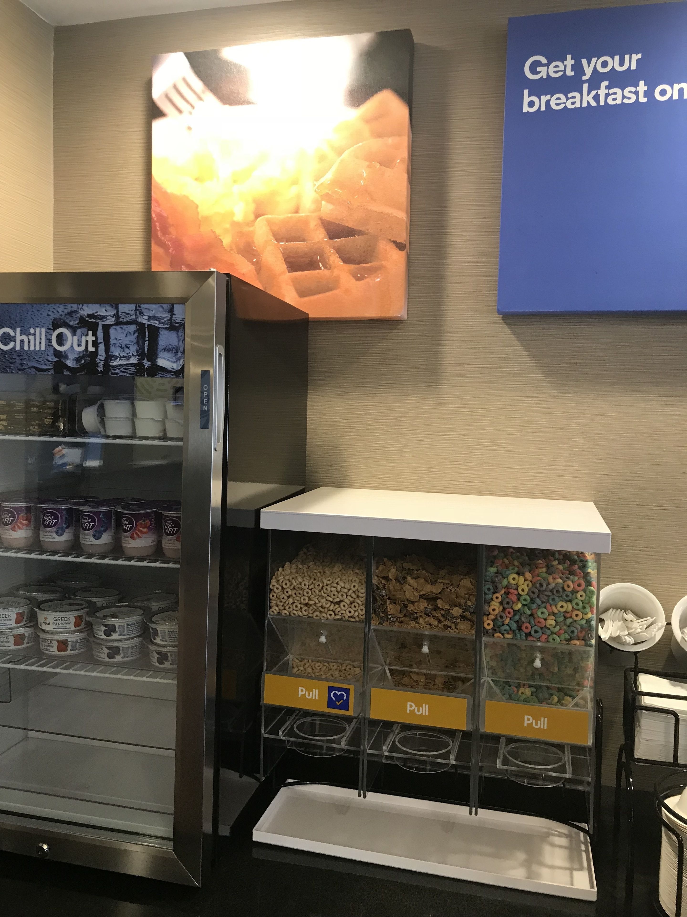 Un espace dédié au petit-déjeuner, équipé d’un réfrigérateur rempli de yaourts et d’un distributeur de céréales.