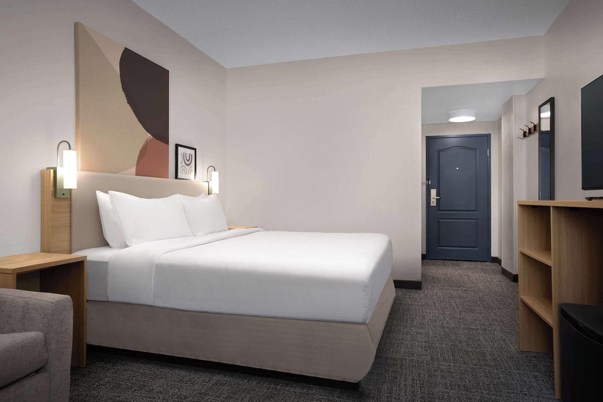 Premium bedding, pillow-top beds, individually furnished, desk