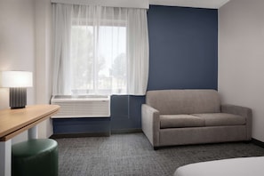 Room, 1 King Bed | Living area | 39-inch LCD TV with cable channels, TV