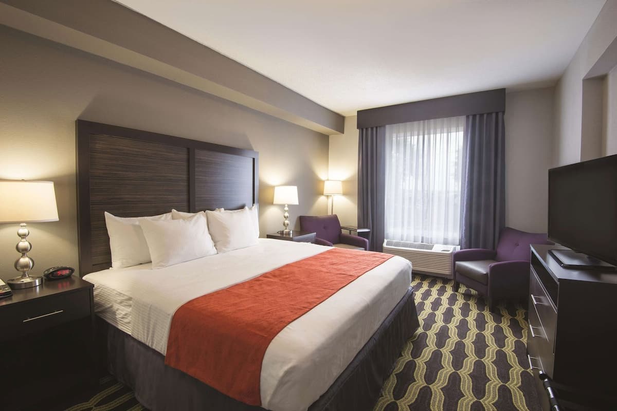 Pillowtop beds, desk, iron/ironing board, free WiFi