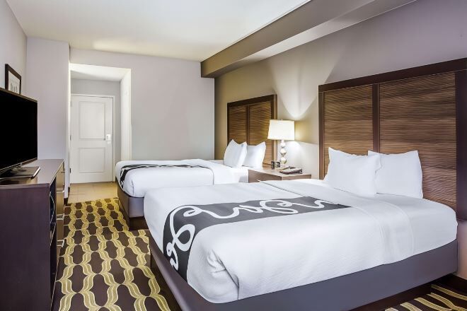 Bantalan ekstra lembut, meja kerja, dan setrika/meja setrika