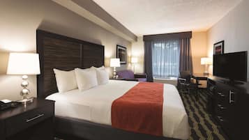 デラックス ルーム キングベッド 1 台 禁煙 | ピロートップベッド、デスク、アイロン / アイロン台、WiFi (無料)