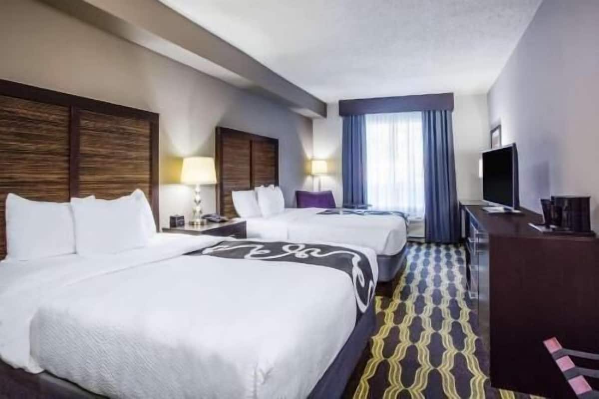 Pillowtop beds, desk, iron/ironing board, free WiFi