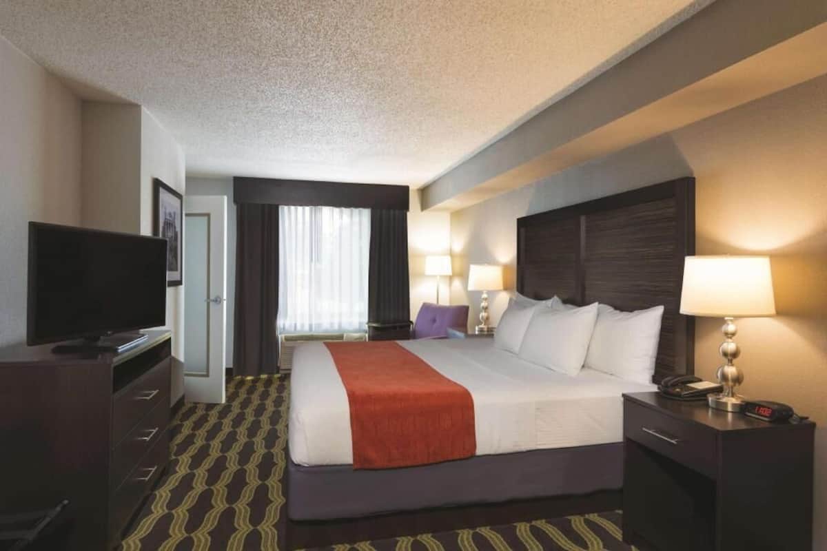 Pillowtop beds, desk, iron/ironing board, free WiFi