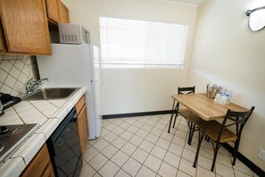 Fridge, microwave - Los Gatos Lodge (Los Gatos)