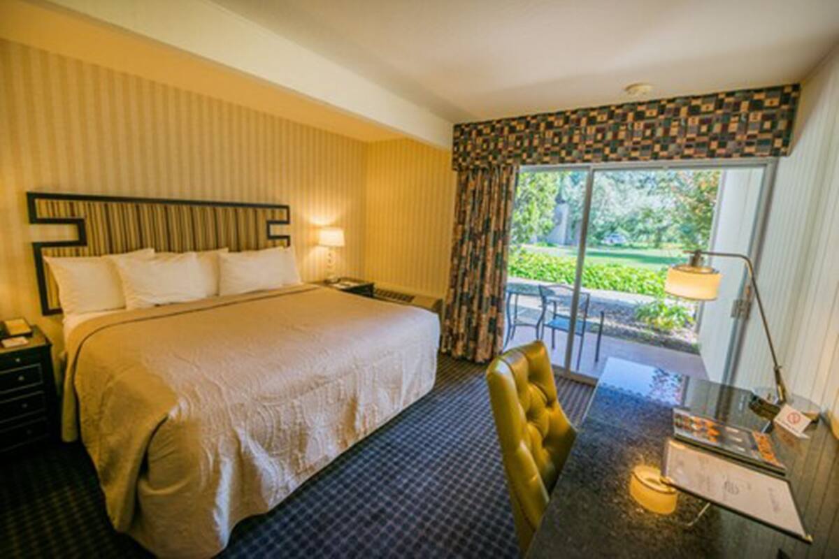 Standard Room, 1 King Bed, Garden View