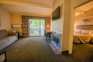 Suite, 1 très grand lit et 1 canapé-lit | Bureau, rideaux d’obscurcissement, fer et planche à repasser