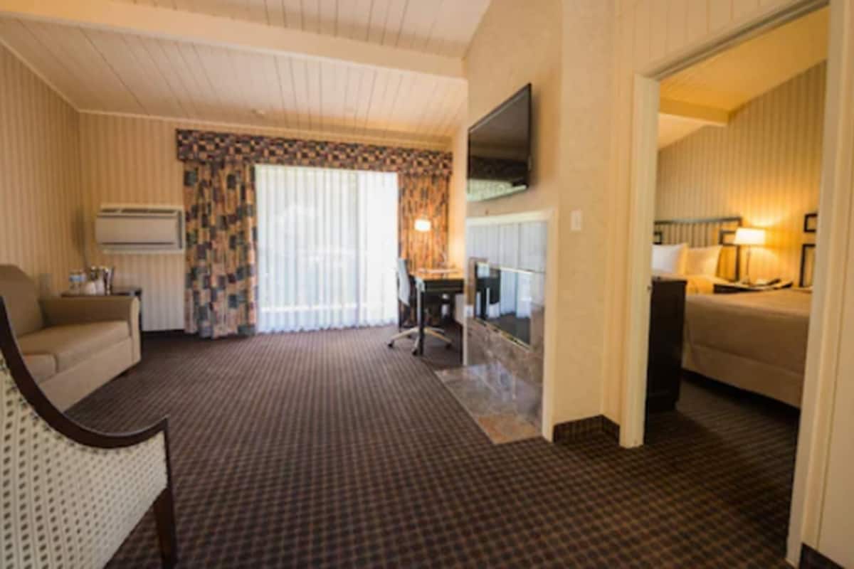 Suite, Multiple Beds | Desk, blackout drapes, iron/ironing board, rollaway beds