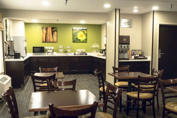 Café da manhã com buffet grátis todos os dias