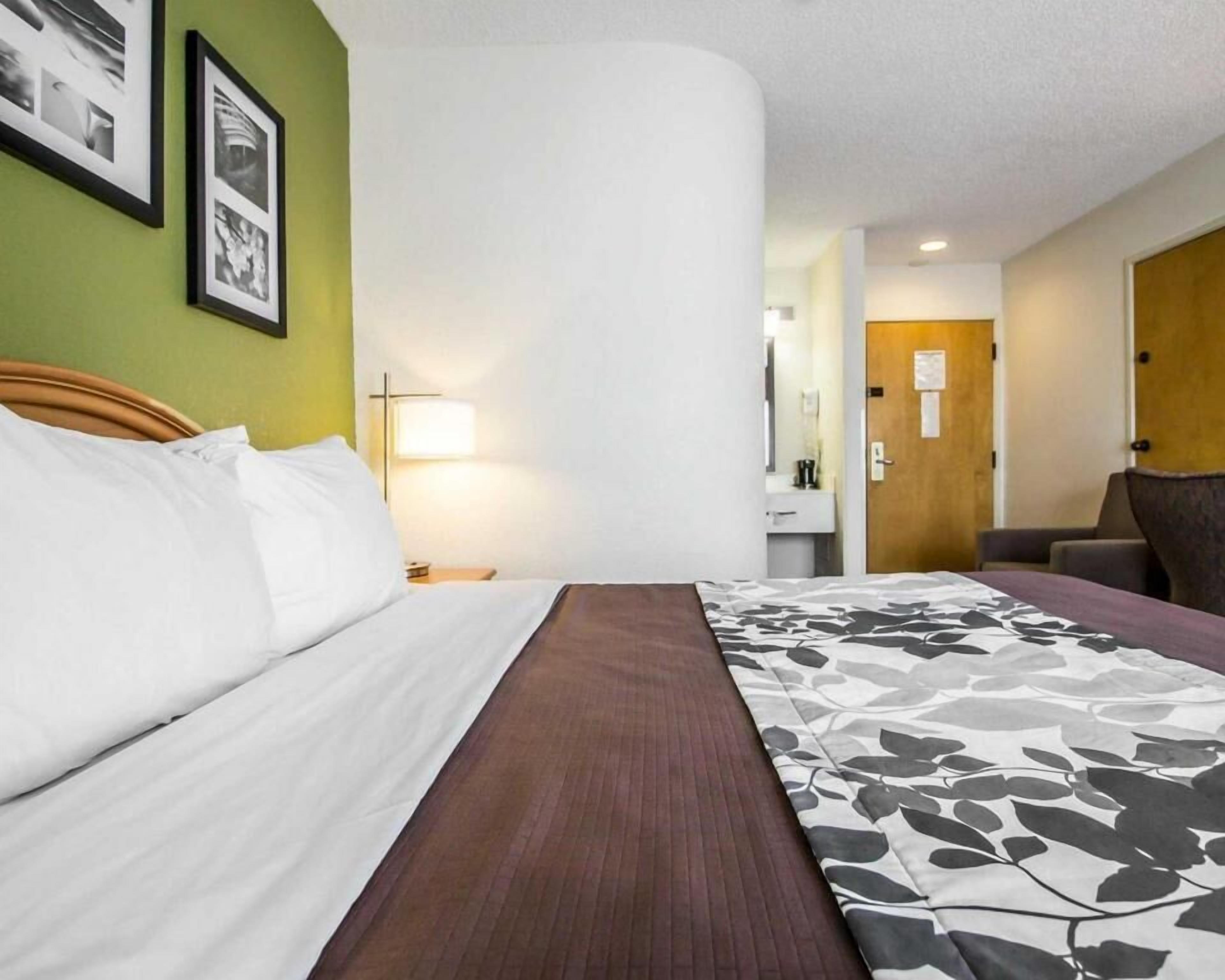In-room safe, desk, iron/ironing board, cribs/infant beds
