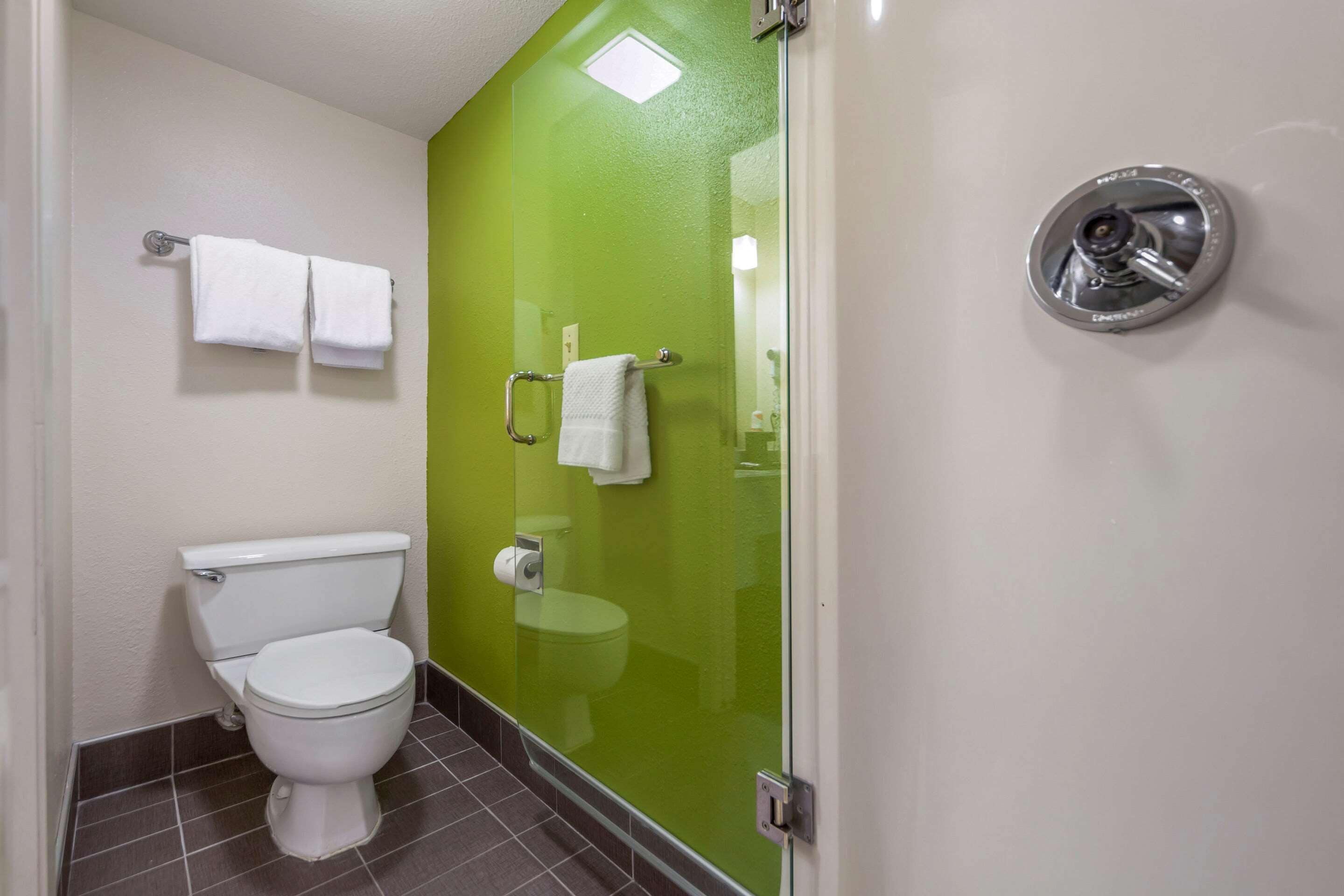 standard room, 1 queen bed, non smoking | in-room safe, desk, iron/ironing board, cots/infant beds