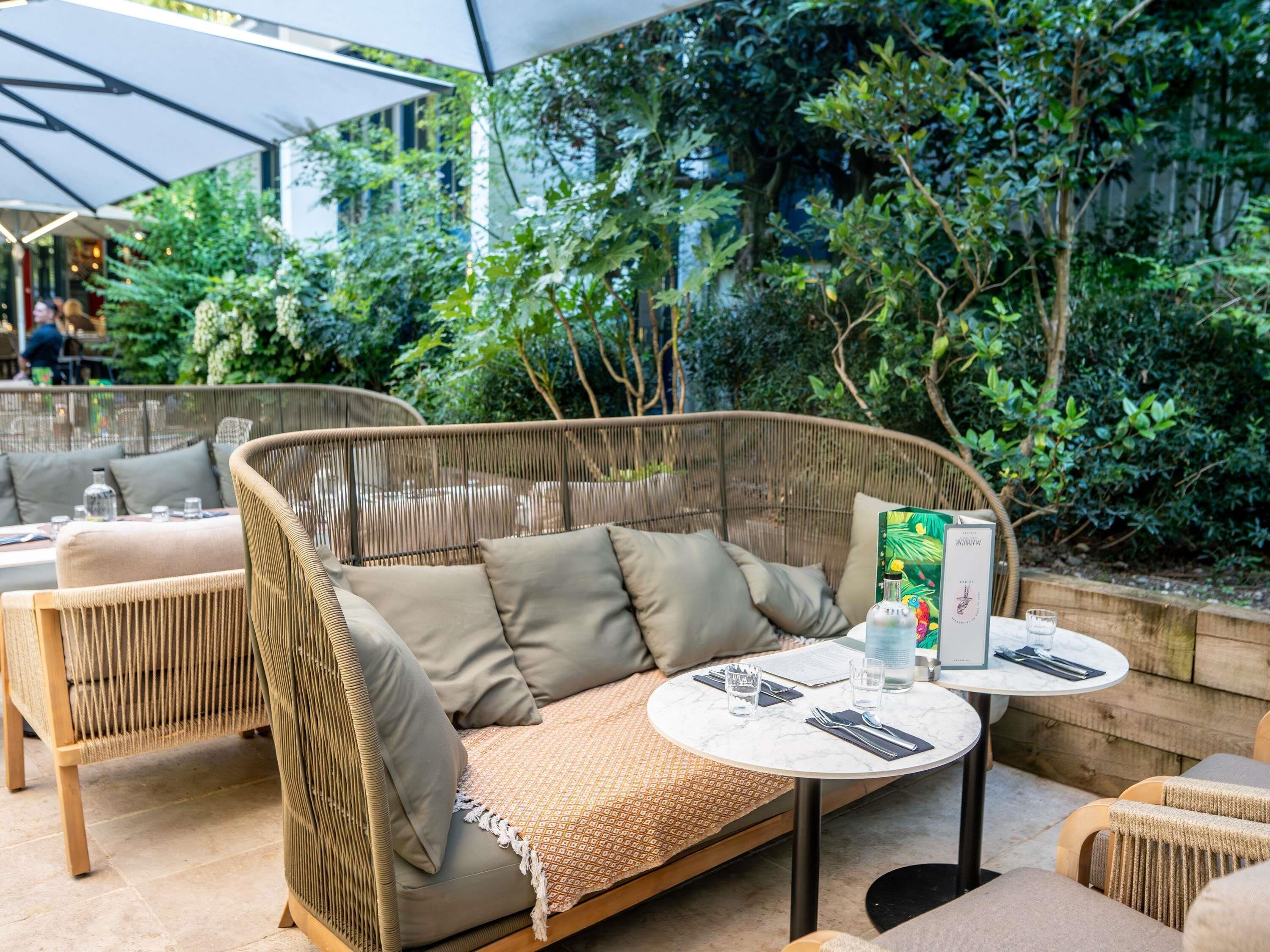 Se sirven desayunos y almuerzos; cocina francesa; con vista al jardín